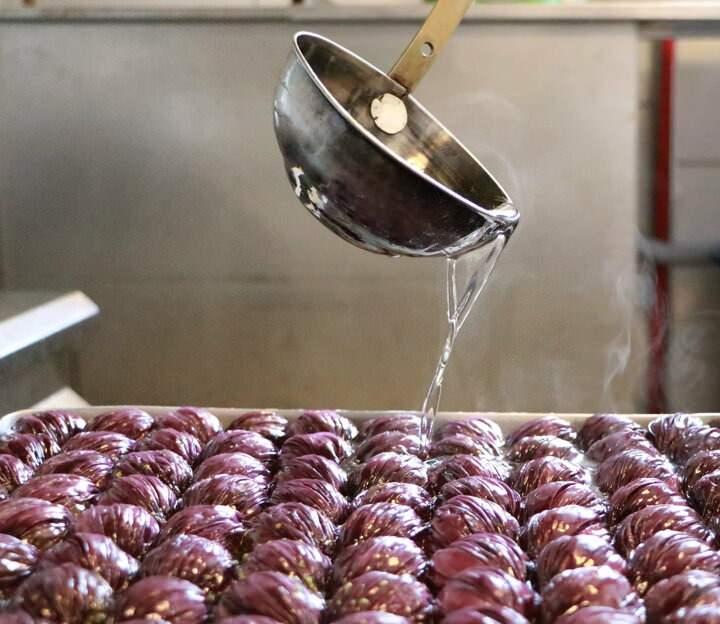 <p>Kentte uzun yıllardır baklava üretimi yapan bir firma, böğürtlen, mor dut, yaban mersini, vişne, nar, patlıcan, mor soğan kabuğunun özlerinden üretilen mor un ile baklava yapımına başladı. </p>