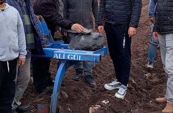 <p>İlçenin kırsal Hamdilli Mahallesi'nde çiftçilik yapan Aykut Gökşen, tarlasını sürerken tarım aletine kaya parçası takıldı.</p>
