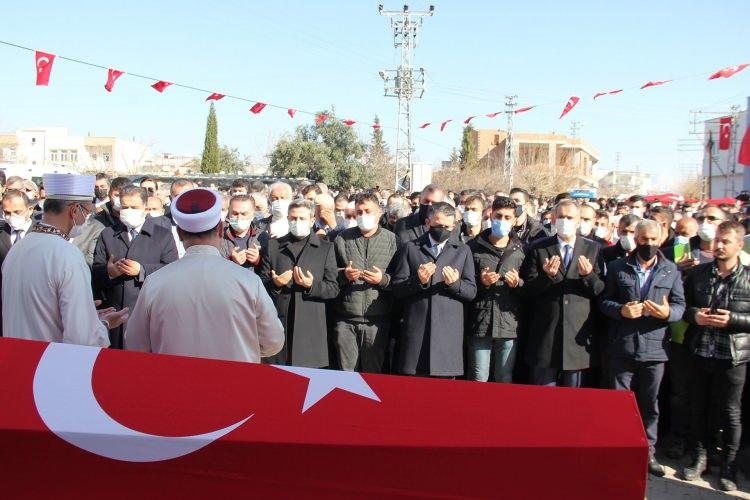 <p>Adıyaman Müftüsü Mehmet Taşçı tarafından kıldırılan cenaze namazının ardından Tarım ve Orman Bakanı Bekir Pakdemirli, tabuta omuz vererek cenaze aracına kadar taşıdı.<br />
Cenazeye katılanlar terör örgütü PKK’ya sloganlar ile tepki gösterdi. Kılınan cenaze namazının ardından şehidin naaşı köy mezarlığındaki şehitliğe defnedildi.<br />
 </p>
