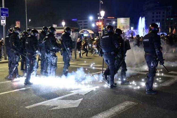 <p>Hasel, 16 Şubat'ta polis zoruyla tutuklanmıştı </p>
<p>Twitter'da ve şarkılarında kullandığı bazı ifadeler sebebiyle terörizmi yüceltmek, Kral'a ve devletin kurumlarına hakaretten 9 ay hapis cezası alan Hasel, 16 Şubat'ta polis zoruyla tutuklanarak cezaevine konulmuştu.</p>