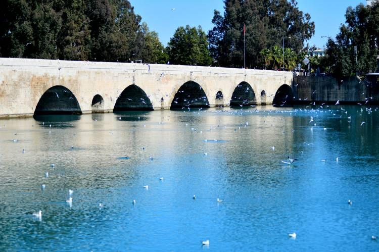 <p>Merkez Seyhan ve Yüreğir ilçelerini birbirine bağlayan Seyhan Nehri üzerindeki tarihi Taşköprü'de vatandaşlar, güneşli havanın keyfini çıkardı. </p>
