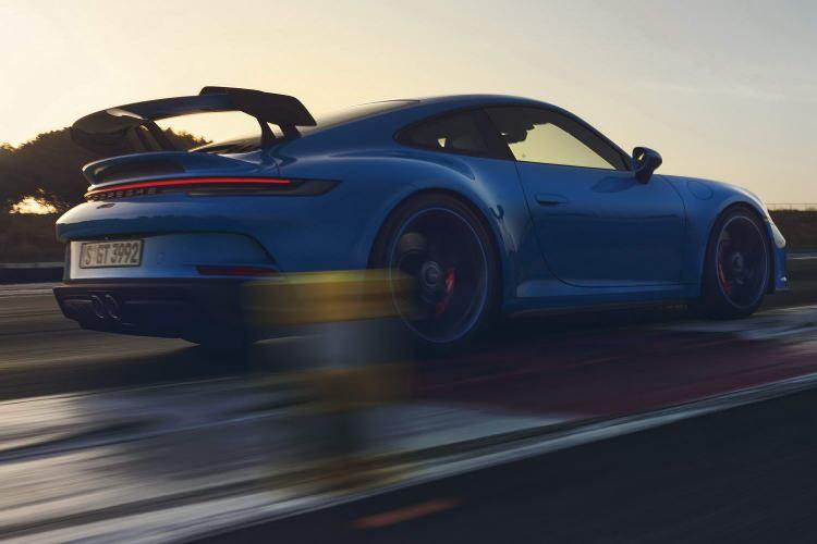 <p>911 GT3'ün ortalama yakıt tüketimi değeri 6-ileri vitesli manuel şanzıman ile 13,3 litre/100 km, PDK ile ise 12,4 litre/100 km.</p>

<p> </p>

<p> </p>
