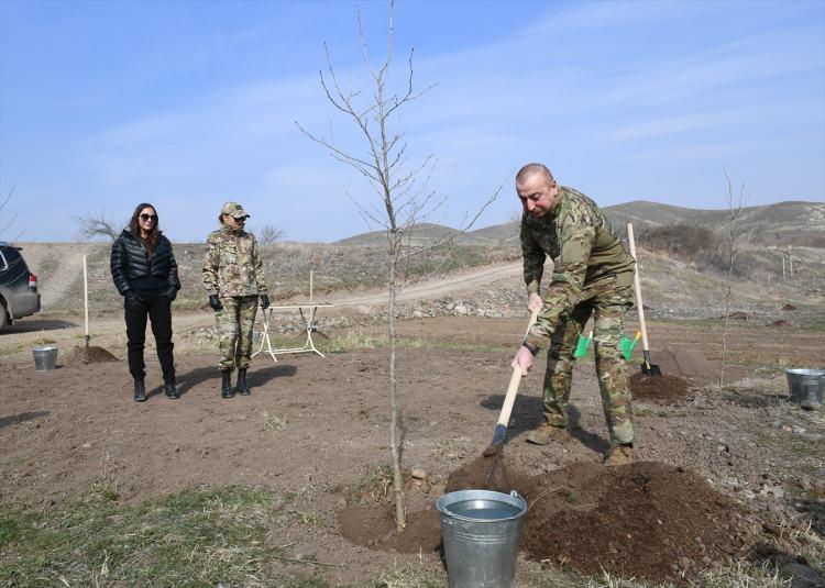 <p>Görüntüler, Aliyev'in Gülebirt köyünde Azerbaycan bayrağını öperek göndere çekmesiyle sona erdi.</p>