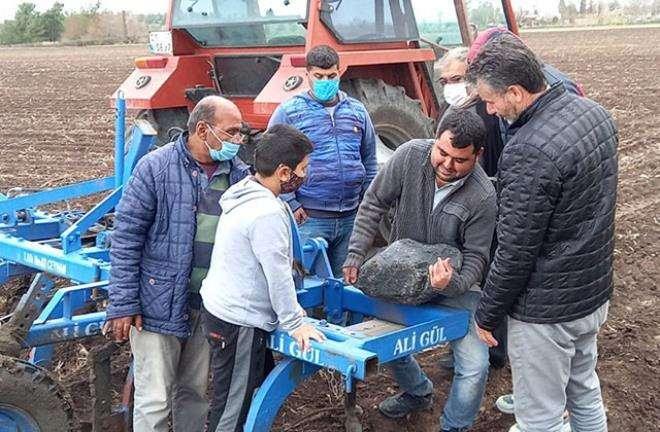 <p>Gök taşı iddiaları üzerine mahallede büyük heyecan yaşandığını ifade eden Asiye Gökşen ise, "Ağabeyim tarlada bulduğu taşı eve getirdi. Resimlerini görenler, taşın bu bölgeye ait bir taş olmadığını söylediler."</p>
