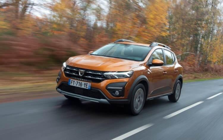 <p>Dacia Sandero ve Sandero Stepway ikilisi tamamı 1.0 litre olan 3 farklı motor seçeneğiyle satışa sunulacak. Giriş basamağındaki 1.0 SCe 65 bg, 5 ileri manuel şanzımanıyla sadece Sandero modelinde tercih edilebilecek. </p>
