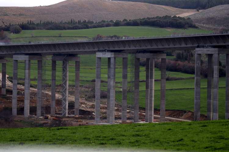 <p>Kırmızı-Beyaz renkleriyle T&uuml;rk bayrağını simgeleyen 1915 &Ccedil;anakkale K&ouml;pr&uuml;s&uuml;&rsquo;n&uuml;n, 101 kilometrelik Malkara-&Ccedil;anakkale Otoyolu kapsamında yapılan 38 metre y&uuml;ksekliğindeki Kocadere Viyad&uuml;ğ&uuml; ile 46 metre y&uuml;ksekliğindeki Suluca Viyad&uuml;ğ&uuml; ayakları da Şehitler Abidesi&rsquo;nden esinlenerek tasarlandı.&nbsp;</p>
