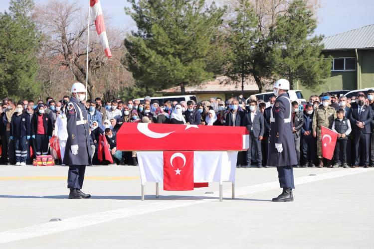 <p>Terör örgütü PKK mensupları, Irak’ın Kuzeyinde bulunan Gara’da bir mağarada rehin tuttuğu ve aralarında MİT mensupları, polis ve askerlerin bulunduğu 13 rehineyi kurşuna dizerek katletti. </p>
