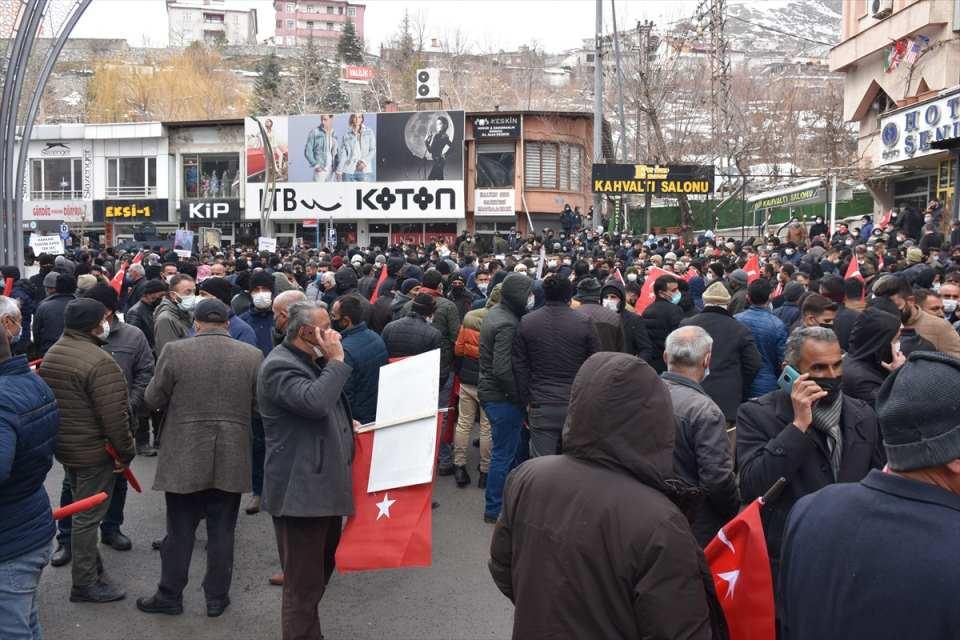 <p>Terör örgütü PKK'ya karşı bir araya gelen vatandaşlar, ellerinde Türk bayraklarıyla yürüyüş gerçekleştirdi.</p>

<p> </p>

