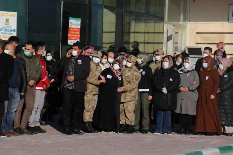 <p>Malatya nüfusuna kayıtlı olan Rize İl Jandarma Komutanlığı'nda görevli Jandarma Personel Astsubay Çavuş Semih Özbey, 18 Eylül 2015 tarihinde Tunceli-Erzincan karayolunda PKK'lı teröristler tarafından alıkonularak kaçırılmıştı.</p>
