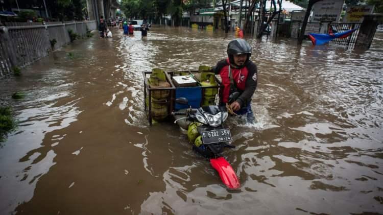 <p>Endonezya’nın başkenti Cakarta’da meydana gelen selde 1380 kişi yerinden oldu. Cadde ve sokaklar göle dönerken, araçlar da yollarda kaldı.</p>
