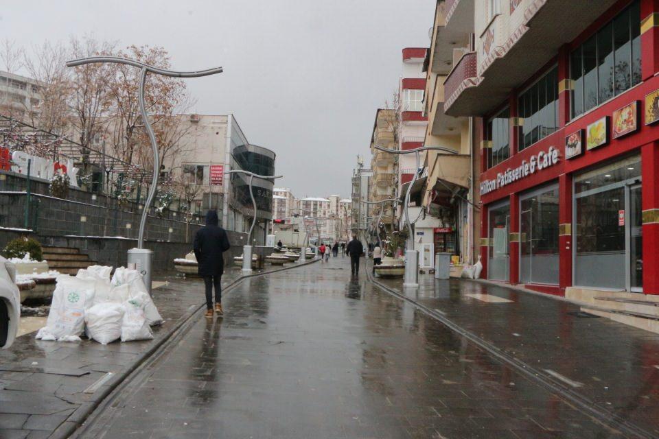 <p>Lokantada usta olarak çalışan Kadir Koru ise işletmenin tam teşekküllü açılması için gereken tüm hazırlıkları yaptıklarını belirterek, “Şu anda çıkan kararlar doğrultusunda lokantamızı tam teşekküllü açmaya hazır hale getirdik. </p>
