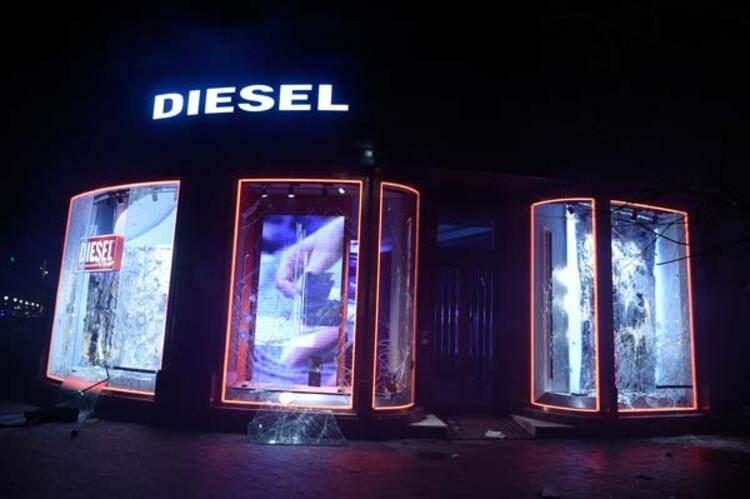 <p>Aşırı sol görüşlü gruplara bağlı göstericiler, Barselona'da şiddet yanlısı eylemlerine devam etse de Madrid ve diğer kentlerde protestolar sakin geçti.</p>
<ul>
</ul>