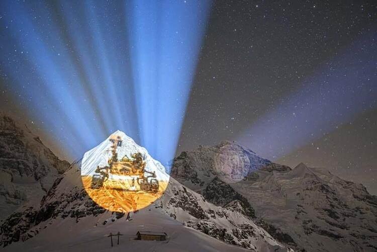 <p>NASA ve Avrupa Uzay Ajansı'nın milyarlarca dolar maliyetli ortak projesi ile daha küçük bir aracın 2026 yılında Jezero kraterine gönderilerek, Perseverance'ın bıraktığı tüpler içindeki kaya örneklerini toplaması planlanıyor.</p>

<p> </p>
