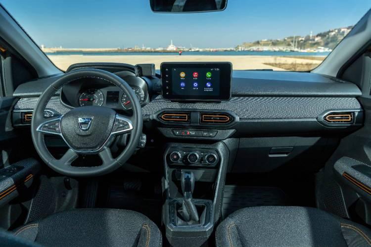 <p>Opsiyon listesine baktığımızda ise Comfort'a sadece arka park sensörü eklenebilirken Prestige'de kablosuz Apple CarPlay bağlantısı ve navigasyon sunan 8" Media Nav multimedya sistemini içeren Navigasyon Paketi, kör nokta uyarı sistemi ve ön park sensörünü beraberinde getiren Sürüş Destek Paketi, yüksek konsol ve elektrikli park freni içeren Teknoloji Paketi ve elektrikli açılır cam tavan eklenebiliyor.</p>
