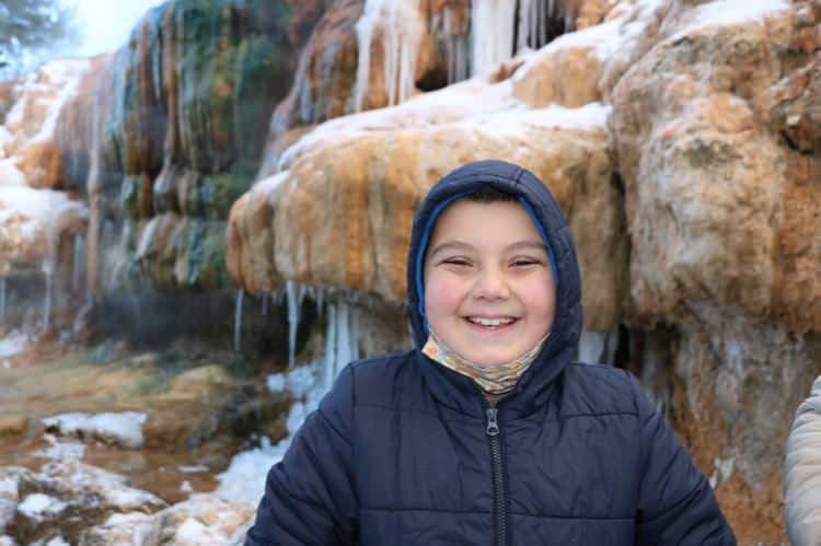 <p>Sandıklı'da hafta başından bu yana etkili olan soğuk hava, yaşamı olumsuz etkiledi. Hafta başında pazartesi g&uuml;n&uuml; yağan karla birlikte sıfırın altına inen sıcaklık nedeniyle kaplıcaların bulunduğu b&ouml;lgedeki yapay şelale dondu.</p>
