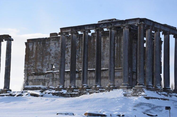 <p>Antik kentte bulunan ve günümüze kadar gelen en sağlam Zeus Tapınağı'nda oluşan beyaz örtü, tarihi mekana görsel şölen sundurdu. UNESCO Dünya Kültür Mirası Geçici Listesi'nde de yer alan Aizanoi’de ortaya çıkan görüntüler havadan da görüntülendi. </p>
