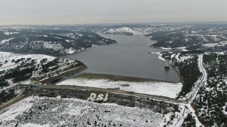 <p>İstanbul’da pazar gününden bu yana etkili olan kar yağışıyla birlikte barajların doluluk oranı 48.67’ye yükseldi. </p>
