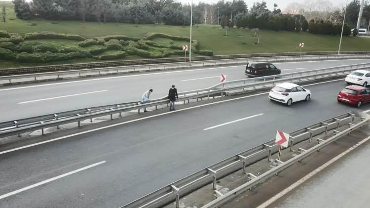 <p>Daha önce TIR durdu yanındaki araç durdu öyle geçtim. Ciddi anlamda sıkıntılıyız" diye konuştu.</p>

<p> </p>

<p> </p>

<p> </p>

<p> </p>
