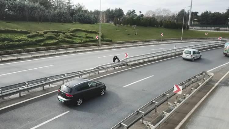 <p>Yazdık, söyledik, video gönderdik ama ilgilenen olmadı. Engelli bir oğlum var onunlayken daha da korkuyorum. Ne kadar da elinden tutsam güçlü sonuçta. En ufak hareketiyle yola çıkabilir. Sağ olsunlar araçlar daha duyarlı davranıyorlar, yol vermeye çalışıyorlar. </p>
