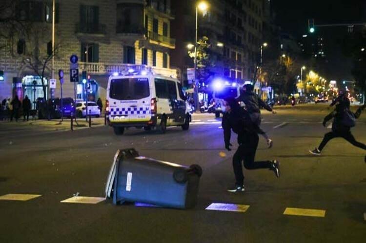 <p>Madrid'de şehir merkezinde toplanan kalabalığın olduğu meydanın tüm giriş ve çıkışlarını kapatan polis, kimlik kontrolü ve üst aramasıyla girişe izin verdi.</p>
<ul>
</ul>