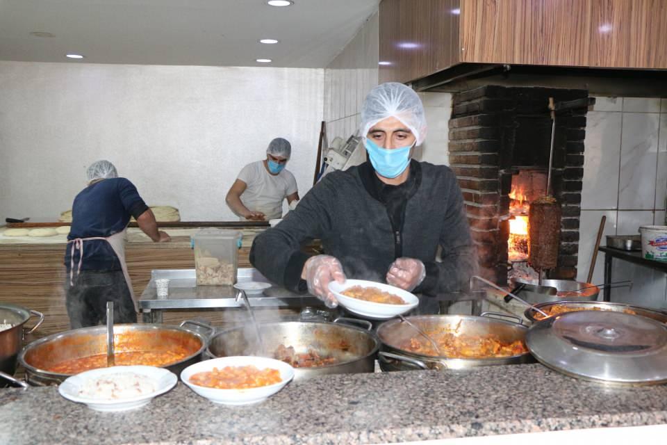 <p>Normalleşmeye mevcut tabloda en yakın il olan kentte ise lokanta ve kafelerde 'açılma' heyecanı başladı. Şırnak’taki kafe ve restoranlara ateş ölçer getirilirken, sosyal mesafe uyarı etiketleri yapıştırıldı. </p>