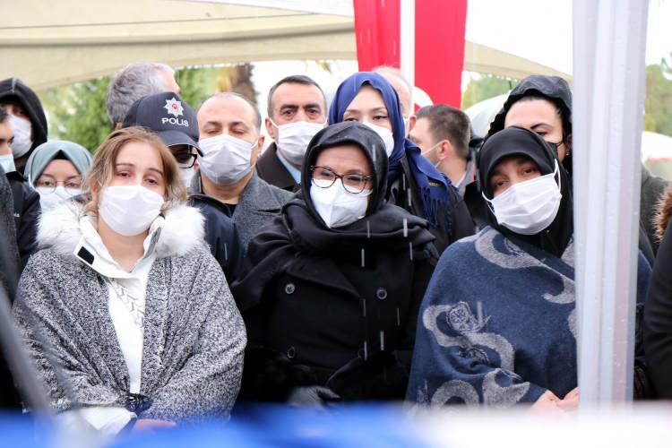 <p>2016 yılının sonunda Cizre'de terör örgütü PKK tarafından kaçırıldığı öğrenilen sivil Muhammet Salih Kanca’nın Samsun’daki cenaze törenine ayrıca Samsun Valisi Zülkif Dağlı, AK Parti Genel Başkan Yardımcısı ve Samsun Milletvekili Çiğdem Karaaslan, AK Parti Samsun Milletvekilleri Yusuf Ziya Yılmaz, Fuat Köktaş, Orhan Kırcalı, Samsun Büyükşehir Belediye Başkanı Mustafa Demir, İl Emniyet Müdürü Ömer Urhal, İl Jandarma Komutanı Albay İbrahim Güven, baba Abdülhamit Kanca, kardeşleri Nalan Yılmaz, Derya Saraçoğlu, Ayşenur Altuntaş katıldı.</p>
