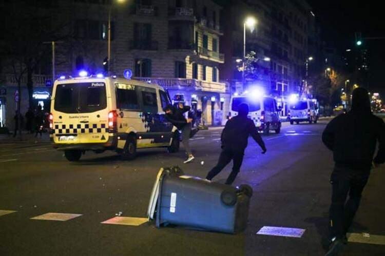 <p>Barselona'da ise küçük gruplar, çöp bidonlarını ateşe verip, yollara barikat kurarak ve polise taş atarak saldırdı. Polis zaman zaman eylemcilere müdahale ederek bu kez Vandalizm'e izin vermedi.</p>

<ul>
</ul>
