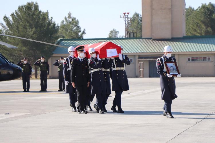 <p>Terör örgütü PKK mensupları tarafından Gara’da şehit edilen 13 rehineden biri olan er Süleyman Sungur, memleketi Siirt’te düzenlenen törenle son yolculuğuna uğurlandı.<br />
 </p>
