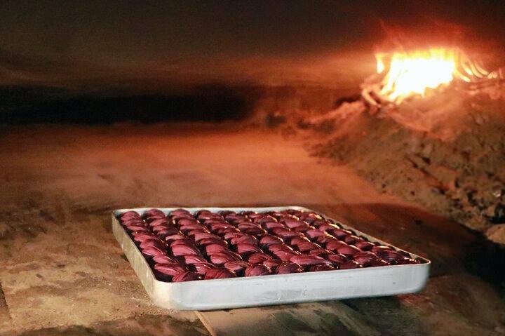 <p>Rengi nedeniyle dikkat çeken mor baklavanın kilogram fiyatı ise 100 liradan alıcı buluyor. Son günlerde mor baklavanın gündemde olan bir ürün olduğunu söyleyen işletme sahibi Mehmet Tekin, sağlığa yararlı bir ürün ürettiklerini söyledi.</p>