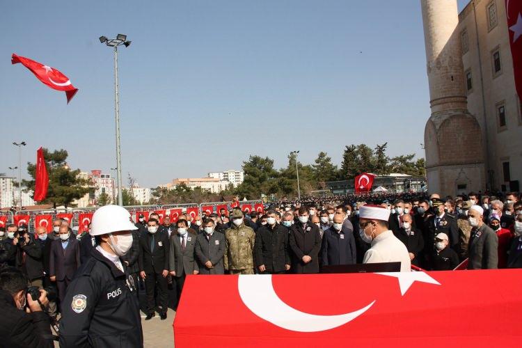 <p>Ambulanstan alınan şehidin cenazesi katafalka konuldu. Dini vecibelerin yerine getirilmesinin ardından Kaya’nın öz geçmişi okundu. </p>
