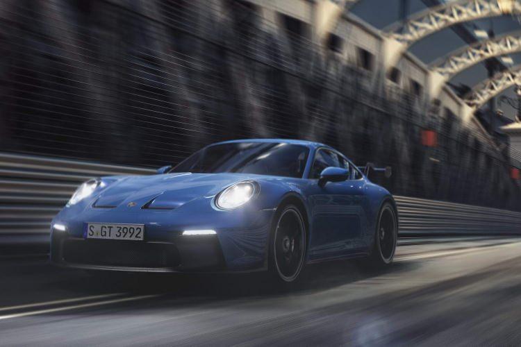 <p>Porsche GT3, çift salıncaklı ön aks düzeni, kuğu boynu arka kanat, yeni difüzörle geliştirilmiş aerodinamik özelliklerinde başarılı GT yarış otomobili 911 RSR modelini; 375 kW (510 PS) dört litrelik altı silindirli boxer tip motorunda ise temeli dayanıklılık olan yarışlarda başarısını kanıtlamış 911 GT3 R modelinde kullanılan aktarma organlarını referans alıyor.</p>

<p> </p>

<p> </p>
