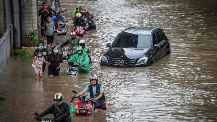 <p>Meteoroloji İklim ve Jeofizik Kurumu (BMKG), Cakarta, Bogor, Bekasi, Tangerang ve Depok kentleri için yarına kadar şiddetli yağış uyarısı yaptı.</p>

<p> </p>
