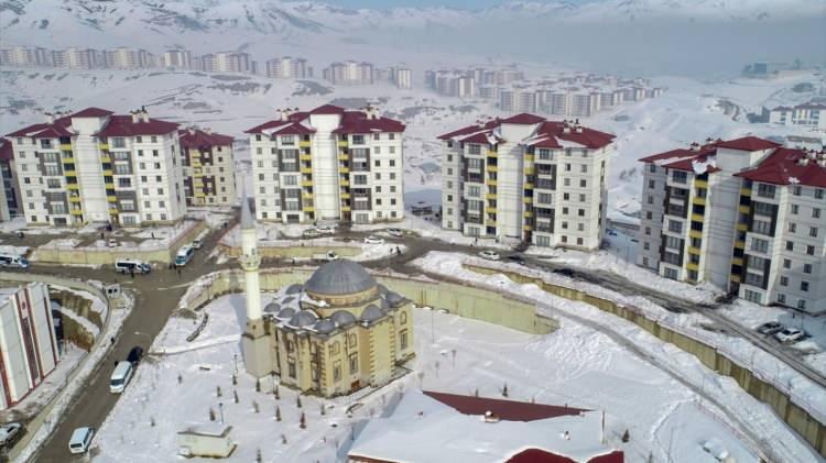 <p>Görevlendirmenin ardından yıllardır çözülemeyen sorunları gündemine alarak tek tek çözüme kavuşturan belediye, deprem riskine karşı güvenli yapıların inşa edilmesi için kaçak yapılaşmanın olduğu mera alanlarıyla ilgili düzenleme yaptı.</p>
<p> </p>