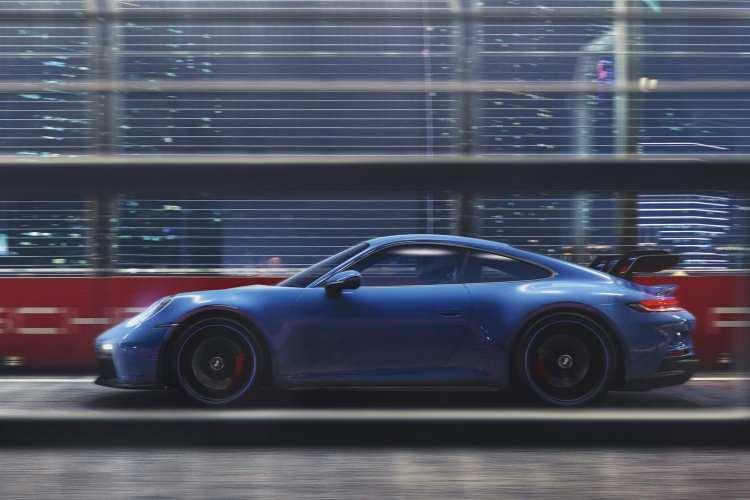 <p>Yeni 911 GT3, 320 km/sa azami hızıyla önceki 911 GT3 RS modelinden daha hızlanmış olarak karşımıza çıkıyor. </p>
