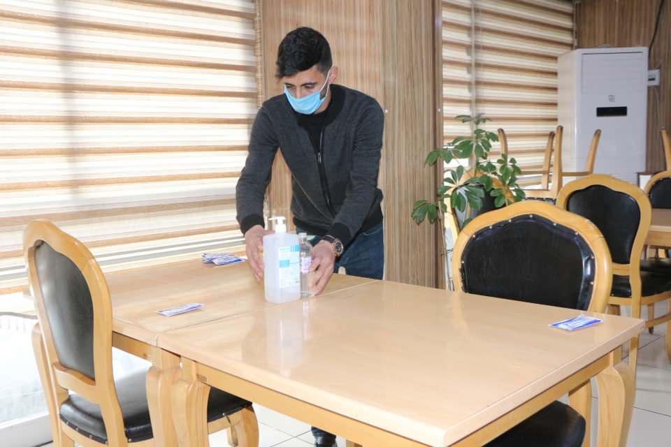 <p>Her masaya tek kullanımlık mendiller, poşette tuz, kürdan ile dezenfektan ve kolonyalar konuldu. Masalar arasında sosyal mesafe ise 1,5 metre olarak ayarlandı. Esnaf, 1 Mart’ı dört gözle beklerken, İl Sağlık Müdürlüğü, zabıta ve polis ekipleri de şehir merkezindeki denetimlerini artırdı.</p>
<p> </p>