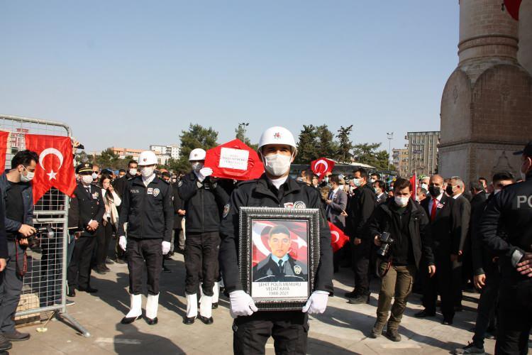 <p>Terör örgütü PKK mensupları tarafından Gara’da şehit edilen 13 rehineden biri olan polis memuru Vedat Kaya, memleketi Mardin’de düzenlenen törenle son yolculuğuna uğurlandı.<br />
 </p>
