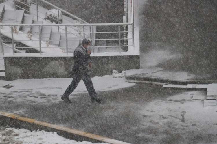 <p>Yapılan açıklamada, havanın parçalı çok bulutlu olacağı bölgede, Erzurum'un doğusu ile Kars, Ağrı, Ardahan ve Iğdır'da da hafif kar yağışı bekleniyor.</p>

<p> </p>
