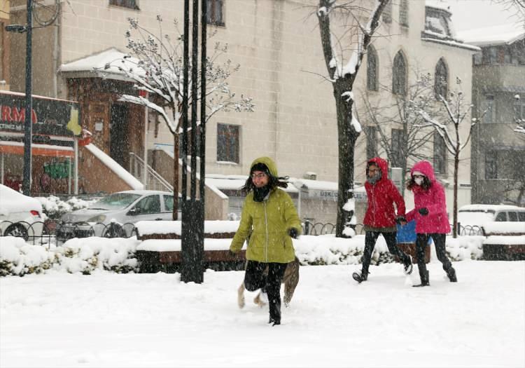 <p>Sıcaklıklarda yaşanan ani d&uuml;ş&uuml;şle beraber etkisini g&ouml;stermeye başlayan yağışlarla beraber Marmara B&ouml;lgesi adeta beyaza b&uuml;r&uuml;nd&uuml;.&nbsp;</p>

