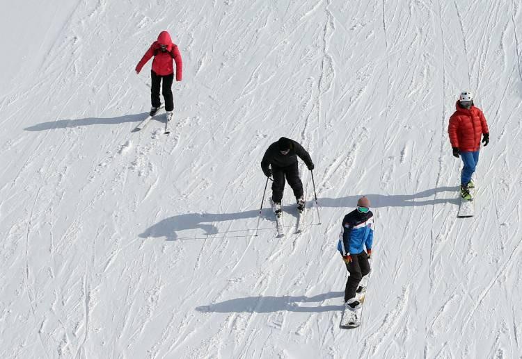 <p>Türkiye'nin önde gelen kayak merkezleri arasında yer alan Erzurum'daki Palandöken Kayak Merkezi de her kış çok sayıda yerli ve yabancı turisti ağırlıyor. Büyükşehir Belediyesi ve Valiliğin yatırımlarıyla "kış turizminin parlayan kenti" olarak adından söz ettiren Erzurum'daki kayak merkezi, kolay, orta, ileri düzey ve doğal olmak üzere 55 pistiyle kayak ve snowboard tutkunlarına adrenalin dolu keyifli anlar yaşatıyor.</p>
