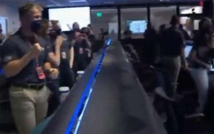 <p>NASA ekibi iniş anını coşkulu bir şekilde kutladı. NASA, Mars'a gönderdiği en gelişmiş araç olan "Perseverance" keşif aracının Mars yüzeyine başarılı şekilde indiğini duyurdu.</p>

<p> </p>
