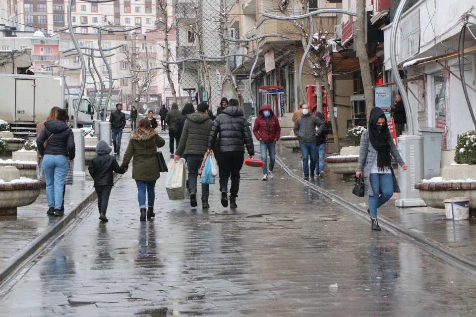 <p>Sağlık Bakanı Fahrettin Koca tarafından pazartesi günü açıklanan tabloya göre, normalleşmeye en yakın olan kentler arasında yer alan Şırnak'taki lokanta ve kafelerde hazırlıklara başlandı. </p>
