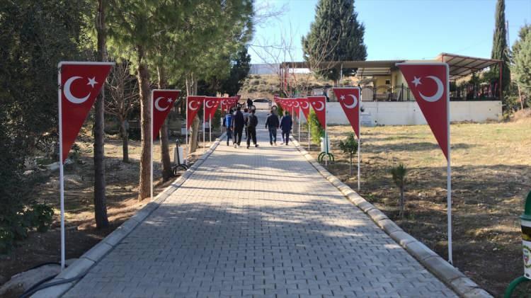 <p>Çelik, Adana'da mezar taşları tahrip edilen 15 Temmuz şehidi polis memuru ikizler Ahmet ve Mehmet Oruç'un babasıyla telefonla yaptığı görüşmede, saldırganların en kısa zamanda yakalanacağını söyledi.</p>
