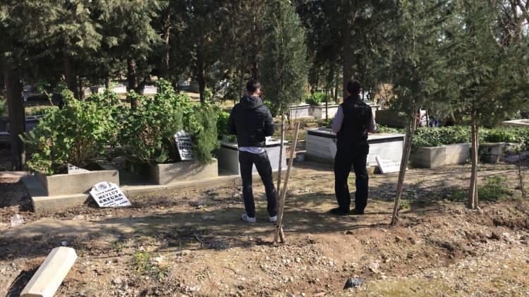 <p>Merkez Yüreğir ilçesi Alihocalı Mahallesi'ndeki 15 Temmuz Şehitleri Ahmet ve Mehmet Oruç Kardeşler Mezarlığı'nda bulunan 79 kabrin taşları tahrip edildi.</p>

<p>Olayın bildirilmesi üzerine, polis ekipleri, mezarlık ve çevresinde inceleme başlattı.</p>
