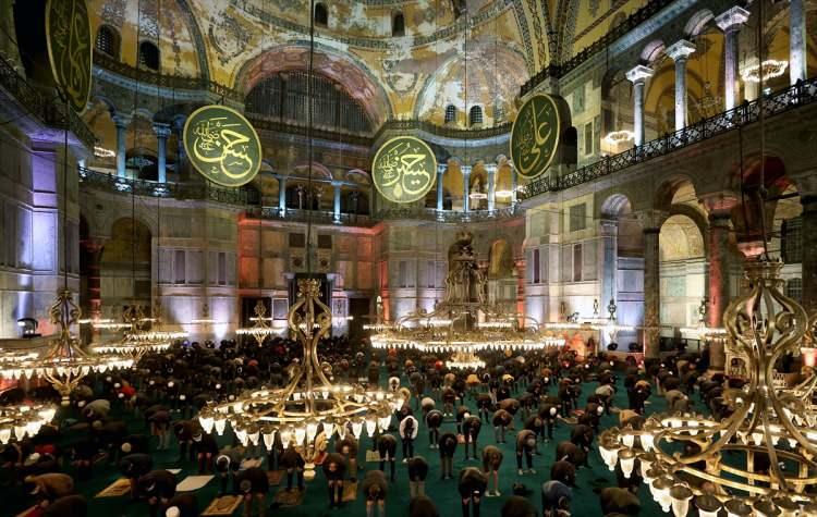 <p>Prof. Dr. Erbaş, konuşmasında ayet ve hadislere yer vererek, İslam'ın insanlara "zaman bilinci" kazandırmak üzere hayatı zamana göre planladığını ve namaz, oruç, zekat, hac ve birçok ibadetin hep zamanın kıymetini ve önemini hatırlattığına vurgu yaptı.</p>
<p>Erbaş, zor bir zamandan geçilen şu günlerde hayatlarını "hayırda yarışmak" ve "iyilik yolunda koşturmakla" değerli kılma tavsiyesinde bulunarak, hayatı ve zamanı değerli kılacak hususun iyilik olduğuna dikkati çekti.</p>
