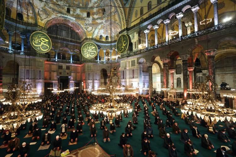 <p>İnsanoğlunun fıtratı gereği zayıf ve aceleci oluşu sebebiyle zaman zaman karamsarlığa ve ümitsizliğe sürüklenebildiğini belirten Erbaş, fakat Allah'a gönülden iman eden bir mümin için asla ümitsizlik söz konusu olmadığını dile getirdi.</p>
<p>Erbaş, insanların üzerlerine düşen sorumlulukları hakkıyla yerine getirip halimizi Allah'a arz ederek ve O'nun merhametine iltica ettikleri sürece Allah'ın onları bütün zorluklardan ve sıkıntılardan çıkış imkanı yaratacağını söyledi.</p>