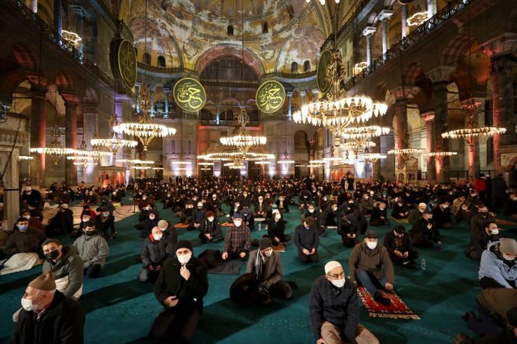 <p>Bu mübarek günler ve vakitlerin, Allah'ın ihsan ve inayetini talep etmek için en güzel fırsatlar olduğuna dikkati çeken Erbaş, "Bu gecelerde, Regaip Gecesi’nde andından gelecek Miraç, sonra gelecek Berat Gecesi'nde, Kadir Gecesi'nde ve ramazan gecelerinde ellerimizi açıp rabbimize yalvarmamız, ibadetlerimize yoğunlaşmamız, inşallah kurtuluşumuza vesile olacaktır. Dua, sonsuz kerem sahibi olan Allah’ın huzurunda kendimize yer bulmaktır. Dua, vermekle mülkünden hiçbir şeyin eksilmediği Yüce Rabb'imizin huzurunda, insanın neyi, nasıl isteyeceğini bilmesidir. Dua, kulun kendisine verilenlerin farkında olarak ihsan sahibine şükretmesidir." ifadelerini kullandı. </p>
<p> </p>