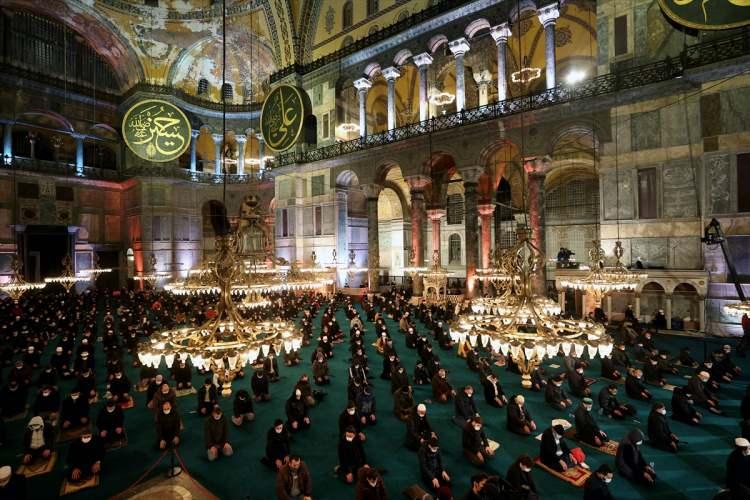 <p>Bu mübarek günler ve gecelerin, kendileri için en güzel dua ve şükür vesilesi olduğunu vurgulayan Prof. Dr. Ali Erbaş, bu geceyi ve mübarek üç ayları fırsat bilerek ellerini ve kalplerini Allah'ın engin mağfiretine ve rahmetine yöneltme tavsiyesinde bulundu.</p>
