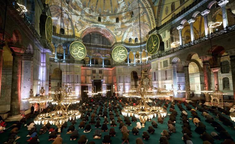<p>Tövbenin önemine de değinen Erbaş, "Rabb'imizle irtibatımızı yeniden sağlayan, kalplerimizi tezkiye eden ilahi bir ikramdır. İşte bundan dolayıdır ki Rabb'imiz bizi tövbeye davet ediyor. İçten, samimi ve halisane bir tövbe. Tövbe aynı zamanda Allah’ın sevgisine mazhar olmaktır. Rabb'imiz tövbe edenleri ve günahlardan temizlenenleri sevdiğini söylüyor. Müminin gayesi, Allah’ın sevgisine kavuşmak olmalıdır." değerlendirmesinde bulundu. </p>
<p> </p>
