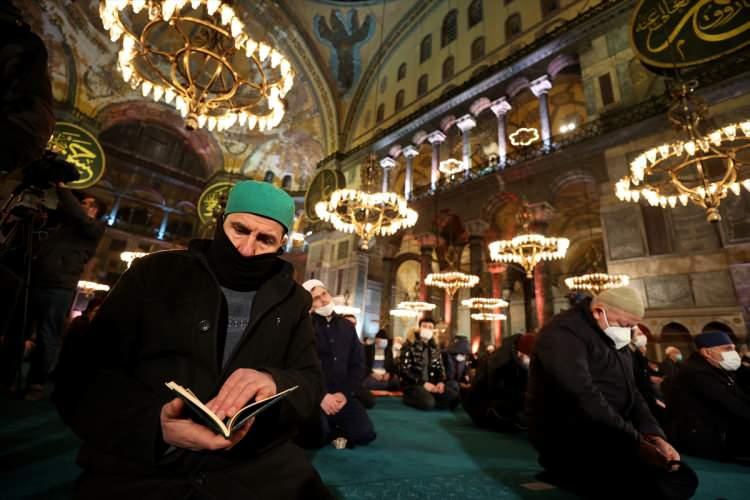 <p>Diyanet İşleri Başkanı Ali Erbaş sosyal medya hesabından paylaştığı mesajında;</p>
<p>"AyasofyaCamii’nde 86 yıl sonra yeniden Regaib gecesini idrak ettik. <br />
Rahmet ve bereketin bolca ihsan edildiği mübarek vakitleri bu mukaddes mekanda bizlere yaşatan Rabbimize sonsuz hamd-ü senalar olsun." ifadelerini de kullandı</p>