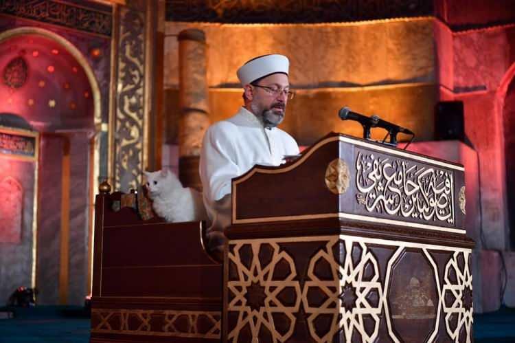 <p>Diyanet İşleri Başkanı Ali Erbaş, Regaip Kandili vesilesiyle Ayasofya &ouml;zel programında a&ccedil;ıklamalarda bulundu. Erbaş'ın a&ccedil;ıklamaları esnasında yanında bulunan sevimli kedi dikkatleri &uuml;zerine &ccedil;ekti. İşte y&uuml;rekleri ısıtan o anlar...</p>

<p>&nbsp;</p>
